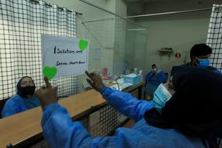 Ένα βοηθητικό ιατρικό προσωπικό προετοιμάζει θάλαμο απομόνωσης που δημιουργήθηκε ως προληπτικό μέτρο αφού το υπουργείο Υγείας του Πακιστάν επιβεβαίωσε κρούσμα μόλυνσης από mpox στην επαρχία Khyber Pakhtunkhwa, σε νοσοκομείο της Πεσαβάρ.